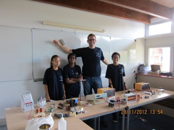 Fête de la Science à Cayenne : Expériences « De l’aimant à l’électricité » et les énergies renouvelables